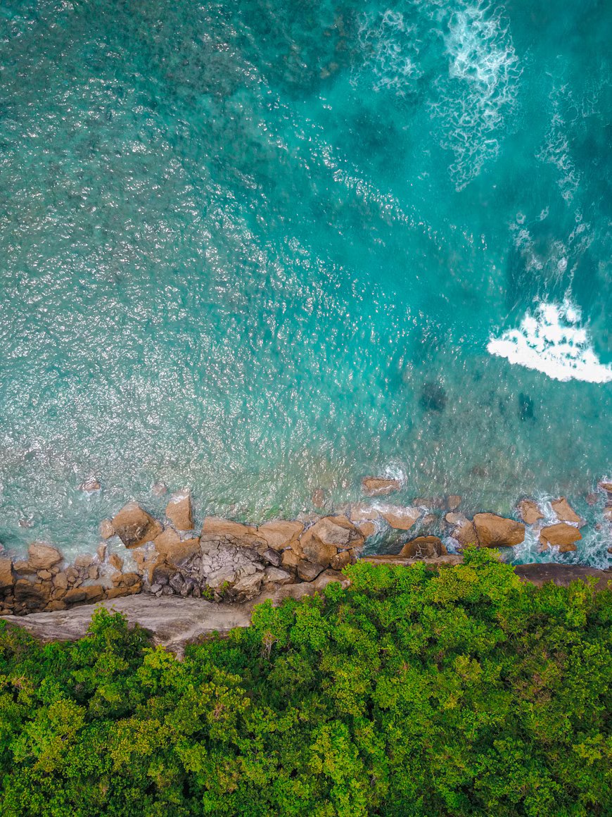 树木覆盖的海角和Atuh海滩旁边的浪花
