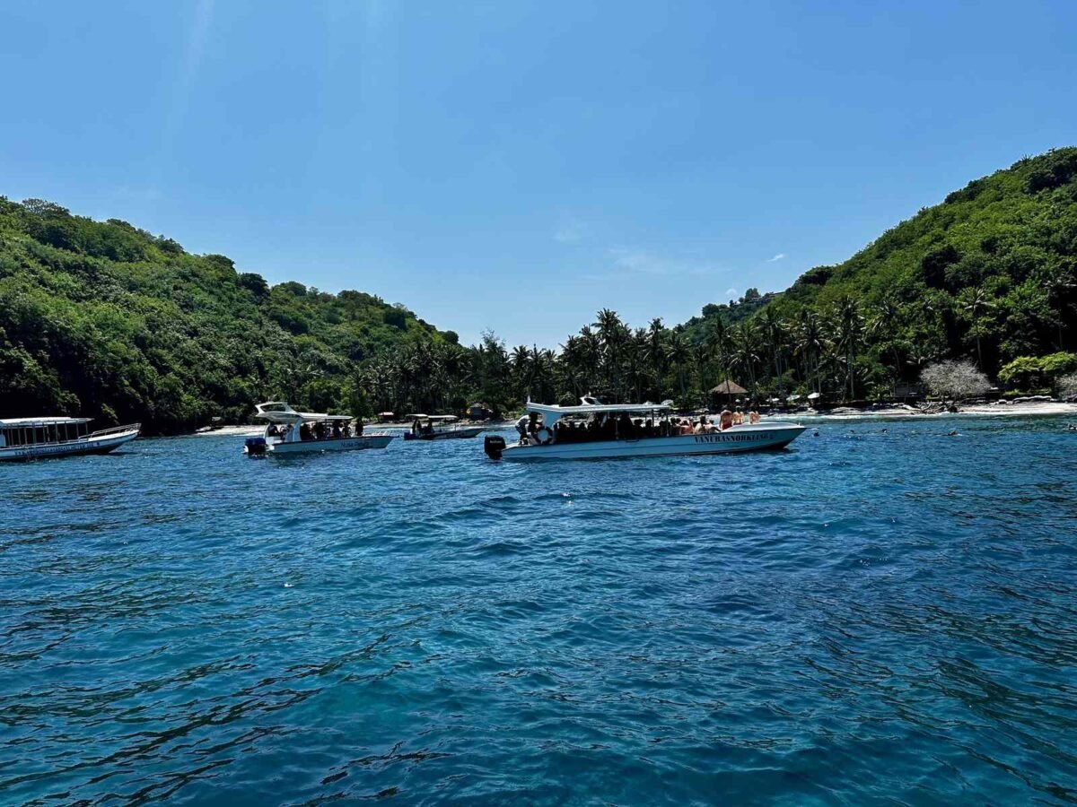 Gamat Bay depuis la mer avec des bateaux et des bâtiments côtiers