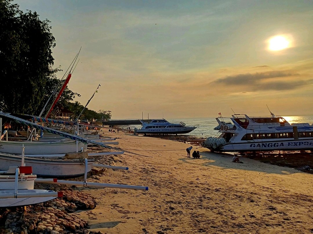 Boats on the sand beside the Kutampi waterline
