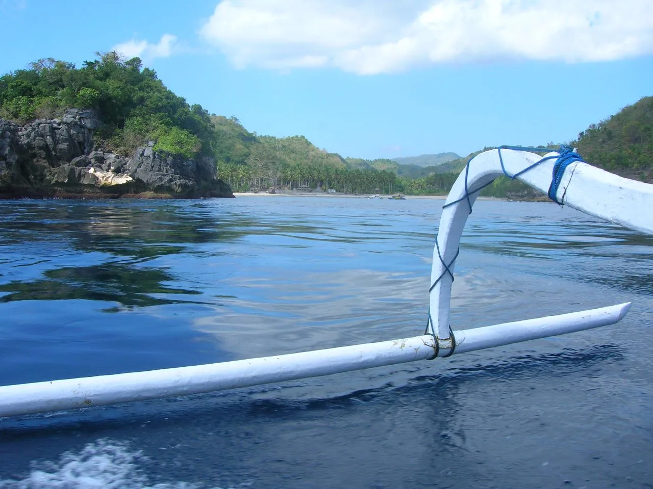 Bateau traditionnel arrivant à un site de snorkeling à Nusa Penida