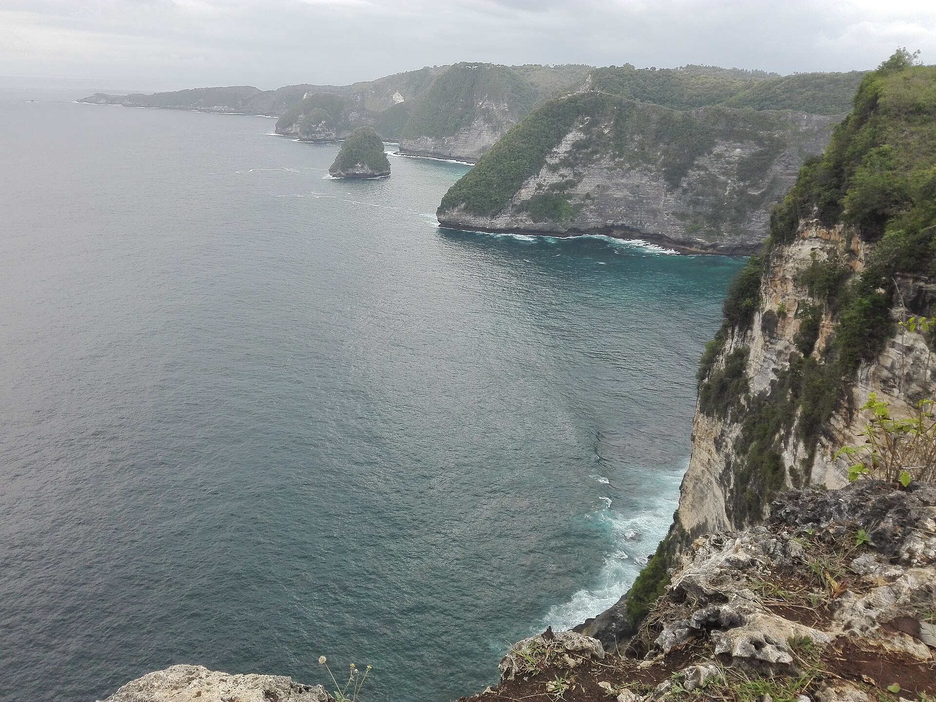 Cliff and ocean view from Banah Sunset Point in Nusa Penida
