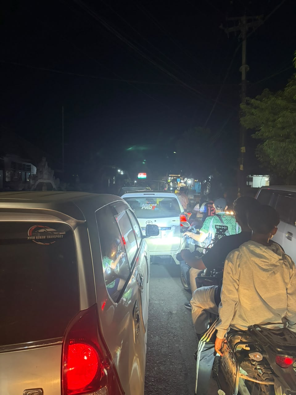 Cars and motorcycles queued on the Banjar Nyuh road at night on 3 October 2026