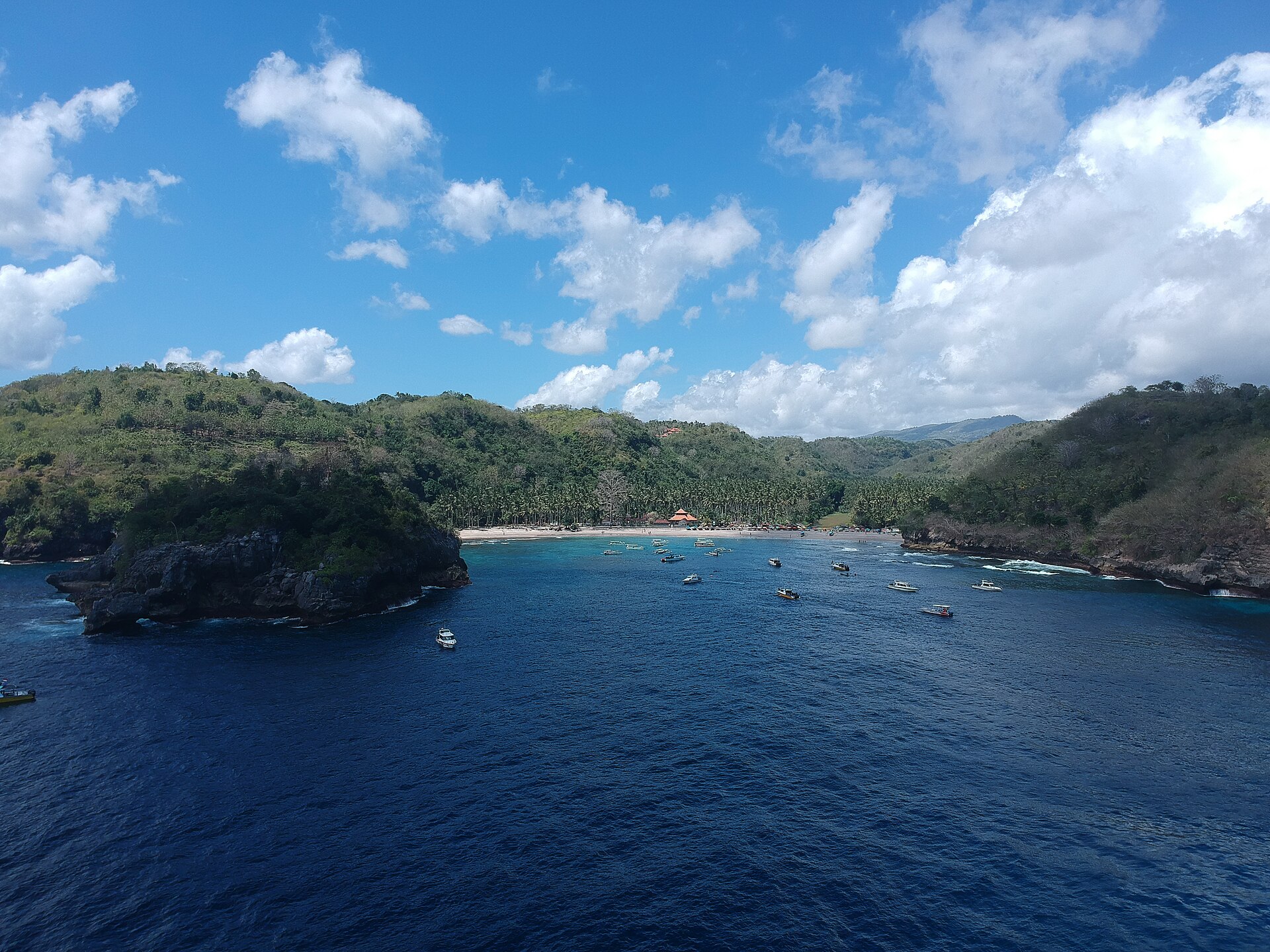 Vue aérienne de la plage de Crystal Bay, de la palmeraie et des collines environnantes