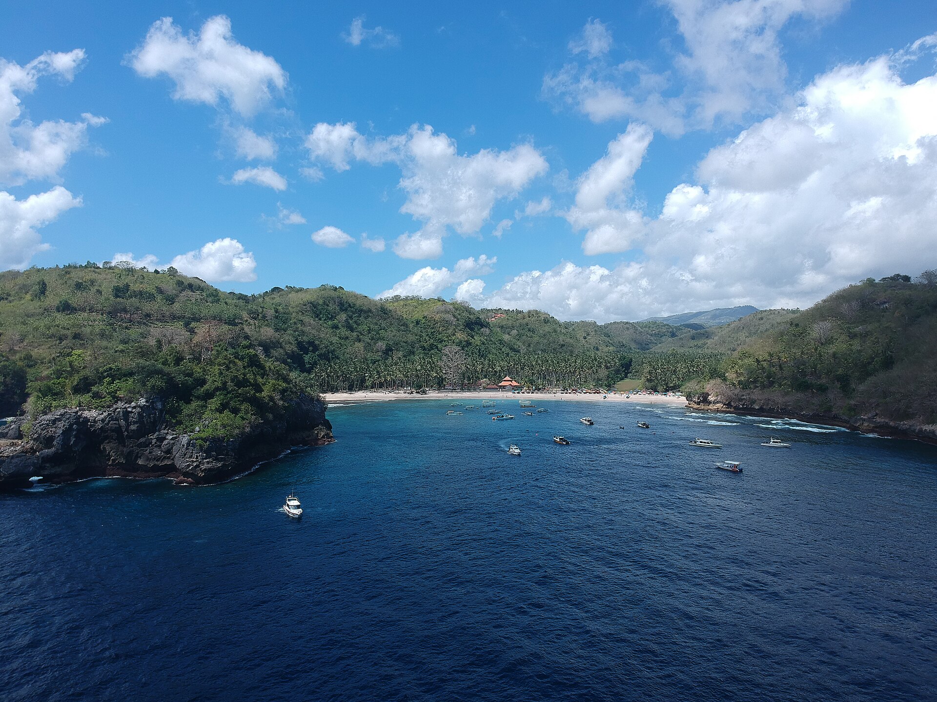 Plage de Crystal Bay et bateaux ancrés sous un ciel ensoleillé