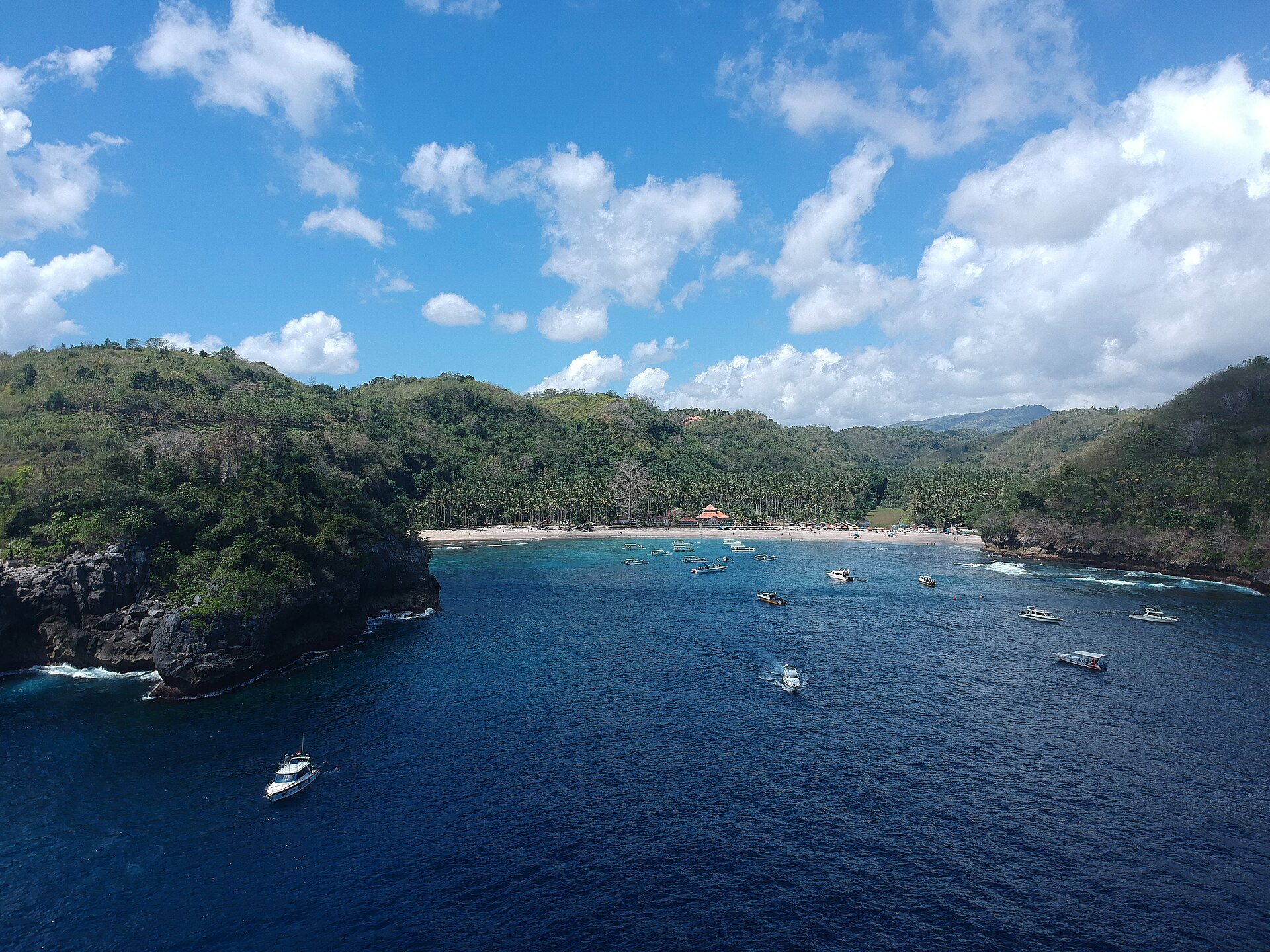 Vue d'ensemble de Crystal Bay et de son île en mer