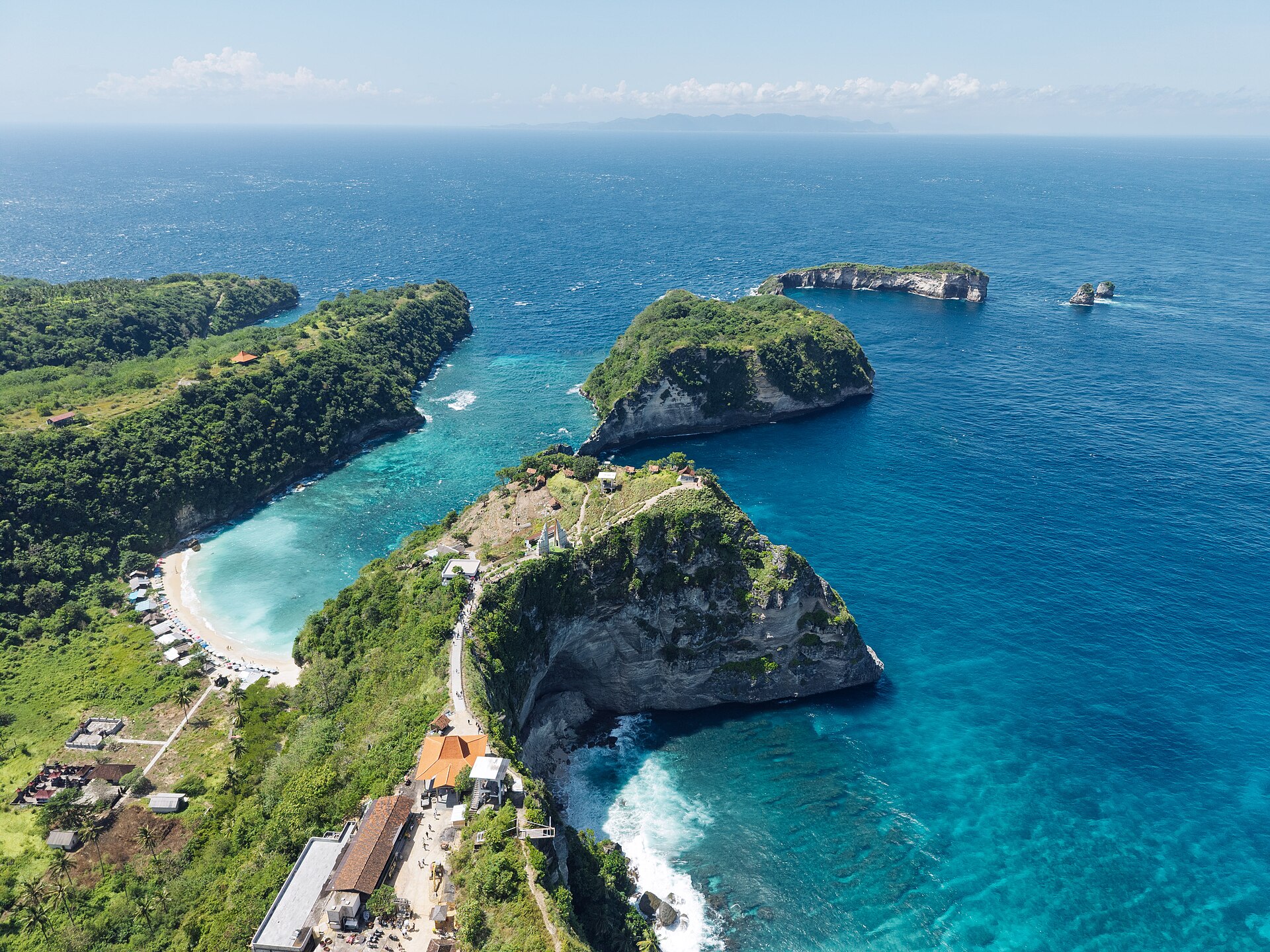 Vue aérienne de Diamond Beach en dessous des falaises de l'est de Nusa Penida.