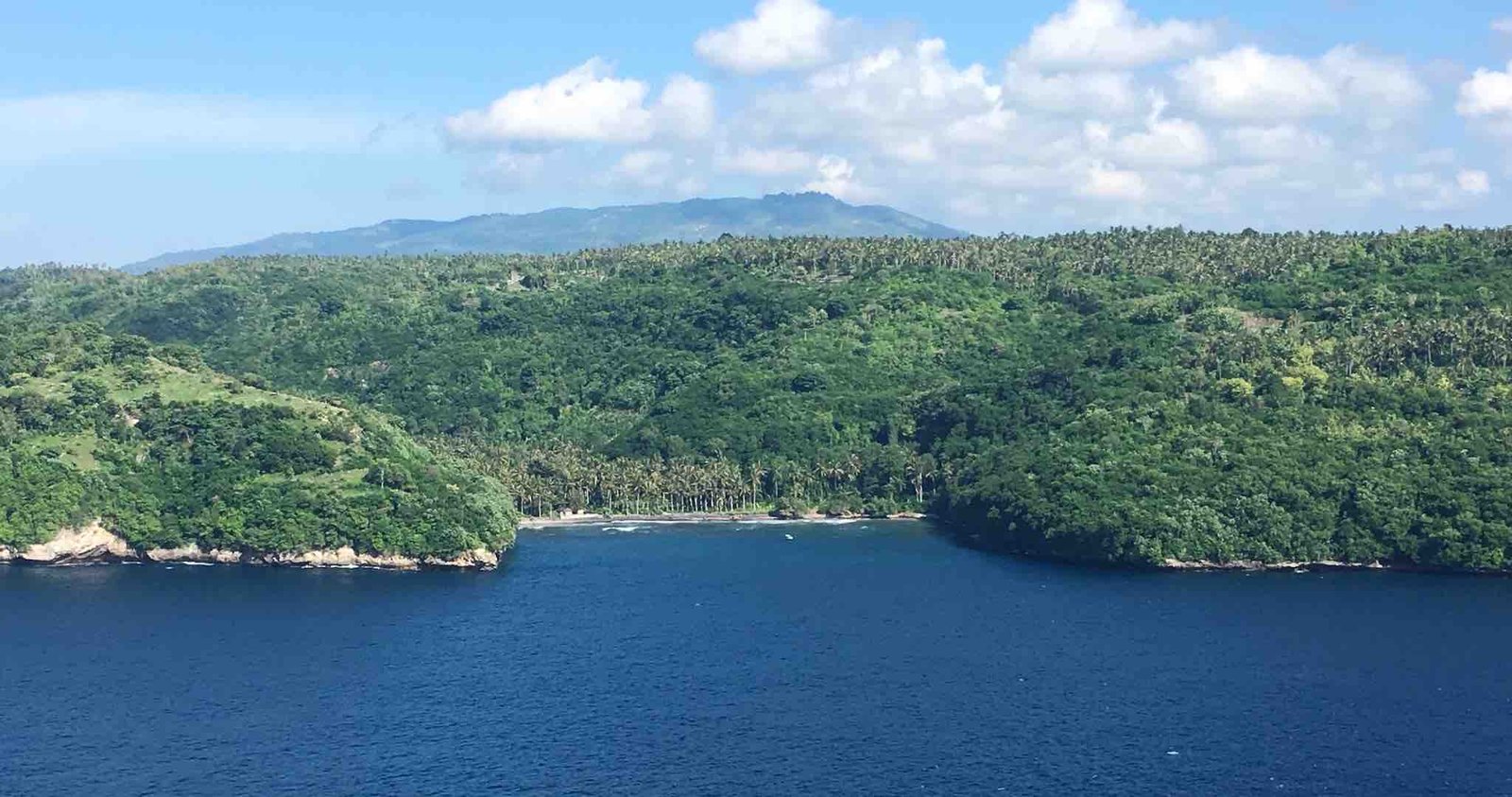 Gamat Bay et sa plateforme de récif vus à travers l'eau depuis Nusa Ceningan