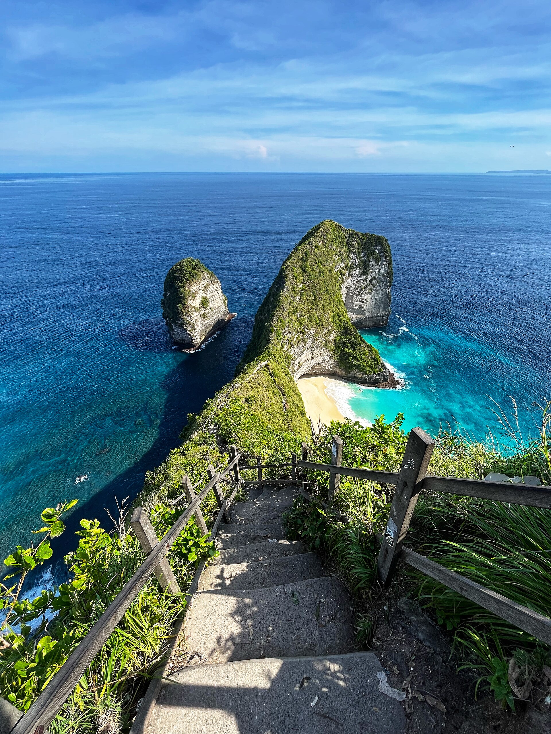 Plage de Kelingking vue depuis les escaliers de la falaise