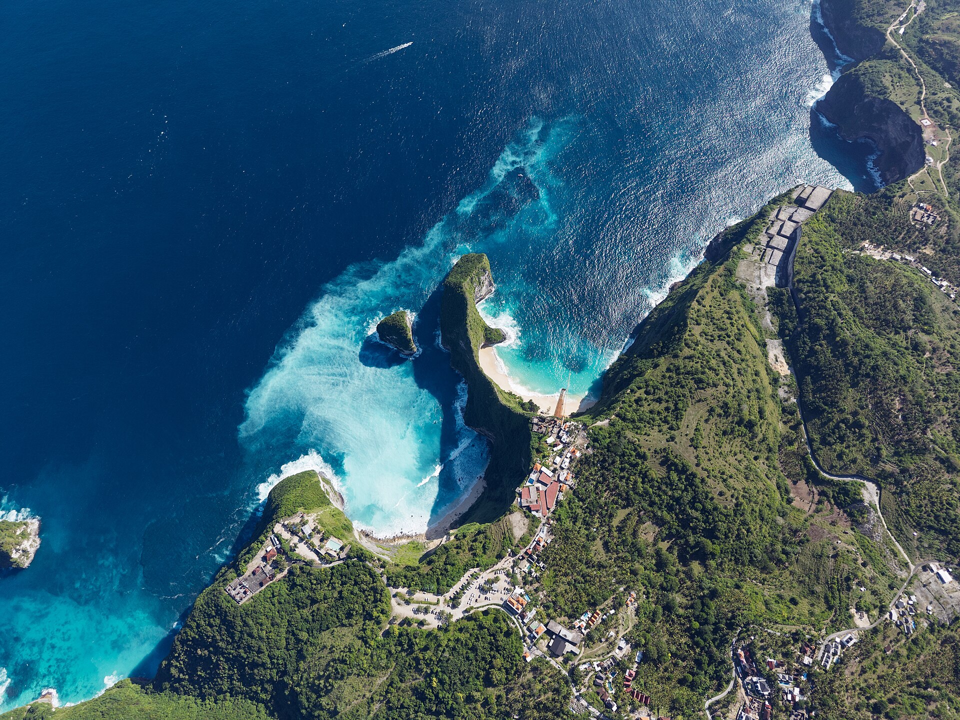 Vue aérienne haute de la plage de Kelingking et des falaises environnantes.