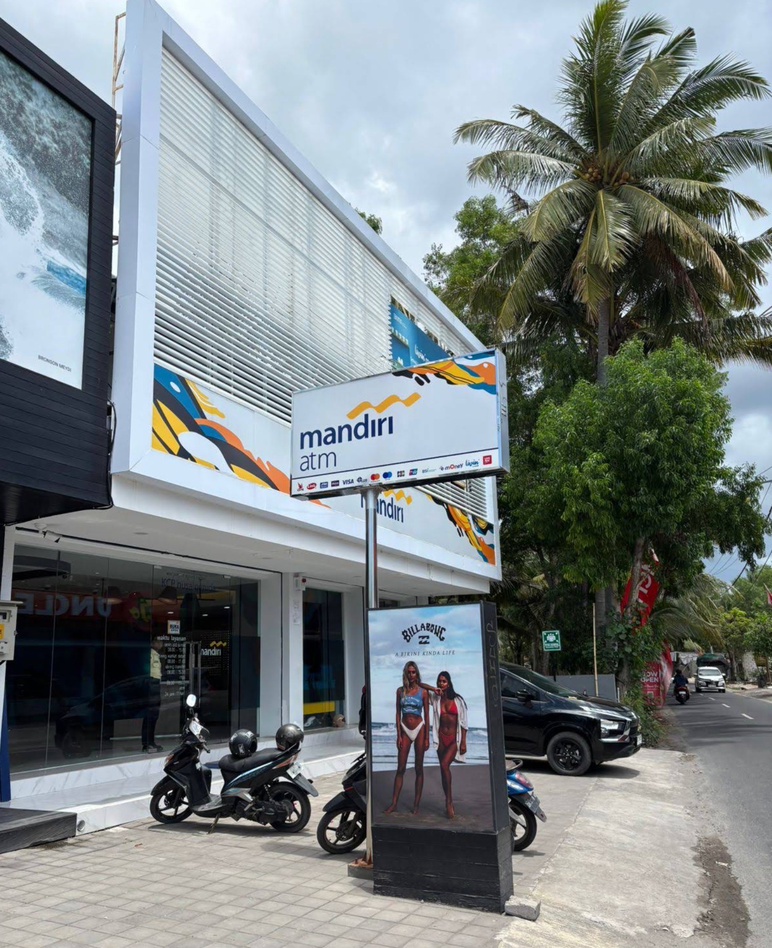Mandiri ATM and branch frontage on Jalan Raya Toya Pakeh-Ped in Nusa Penida