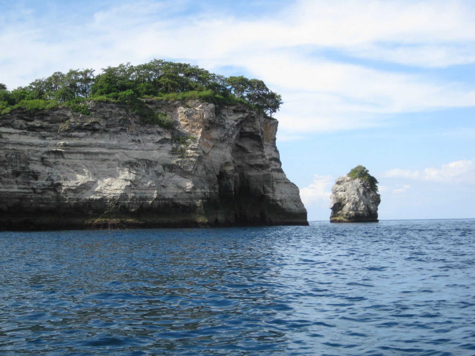 Falaises de calcaire et rochers en mer le long de la côte de Nusa Penida
