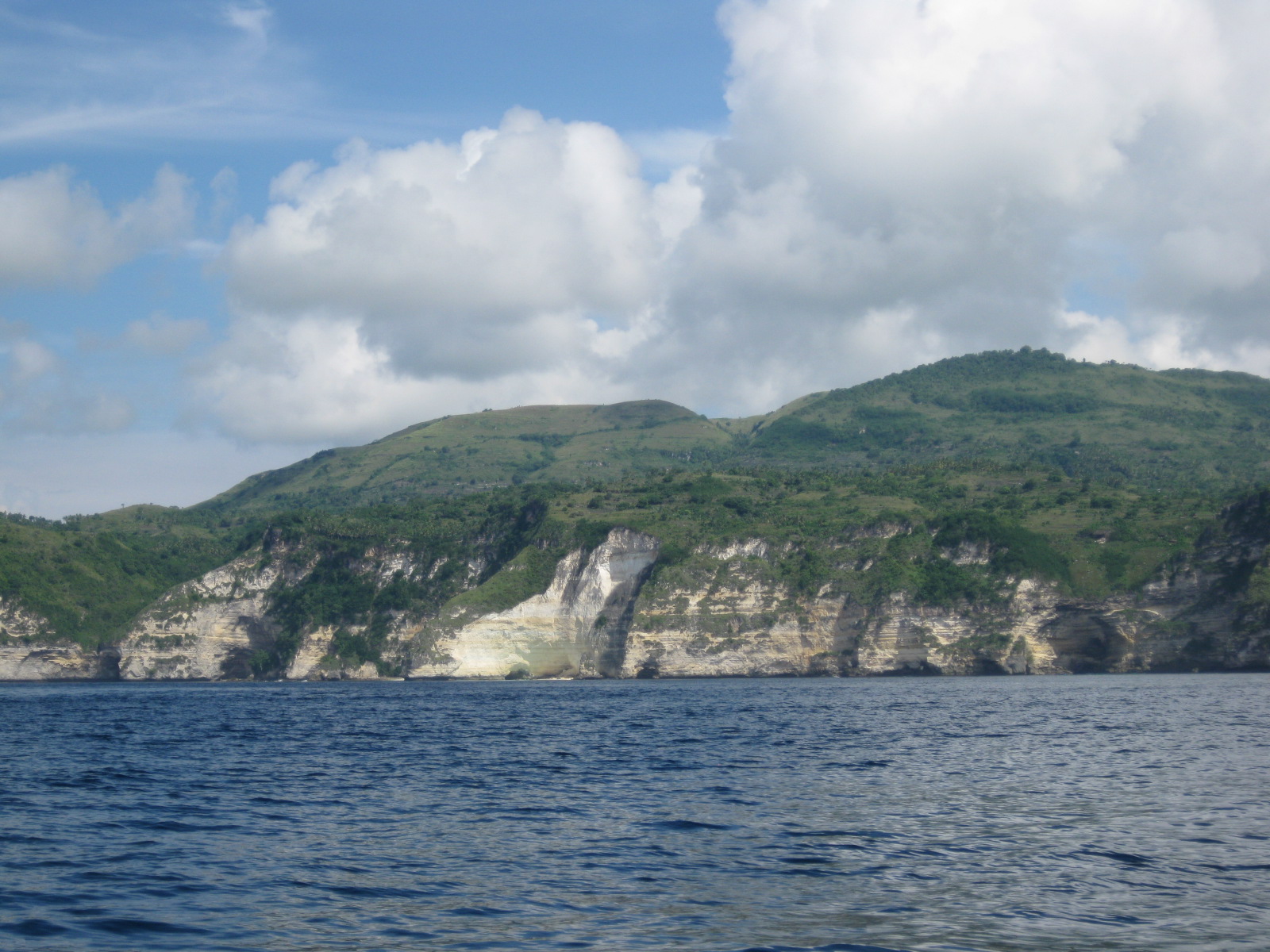 从海上看到的努沙佩尼达（Nusa Penida）周围的岩石海角