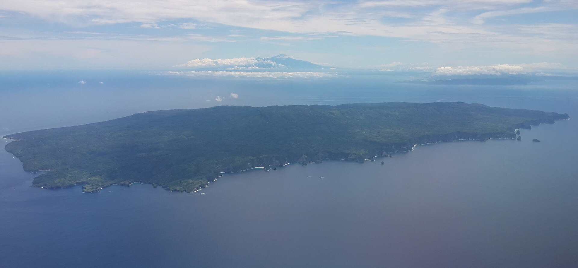 Vue aérienne de Nusa Penida et de la mer environnante