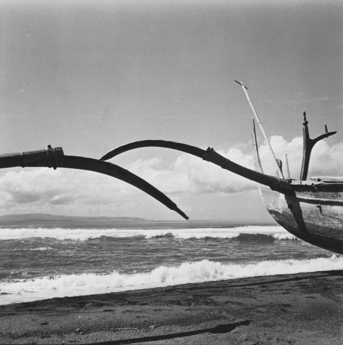 Vue historique vers Nusa Penida avec des bateaux traditionnels sur la côte de Bali