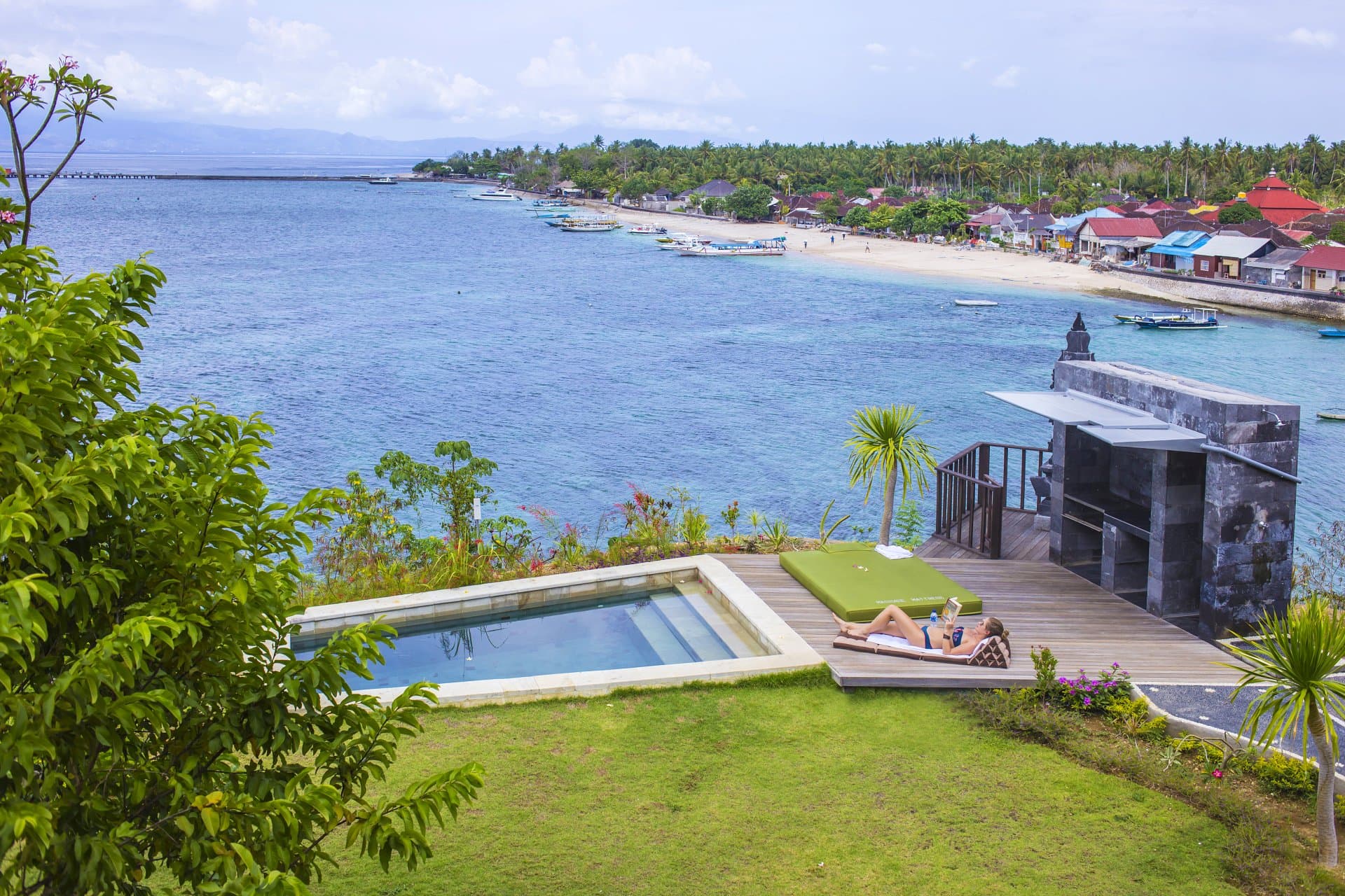 Terrasse de la piscine et vue sur la mer à Agung View Villa Nusa Penida