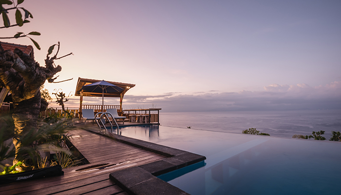 Piscine infinie et terrasse de coucher du soleil à Daphila Cottage à Nusa Penida
