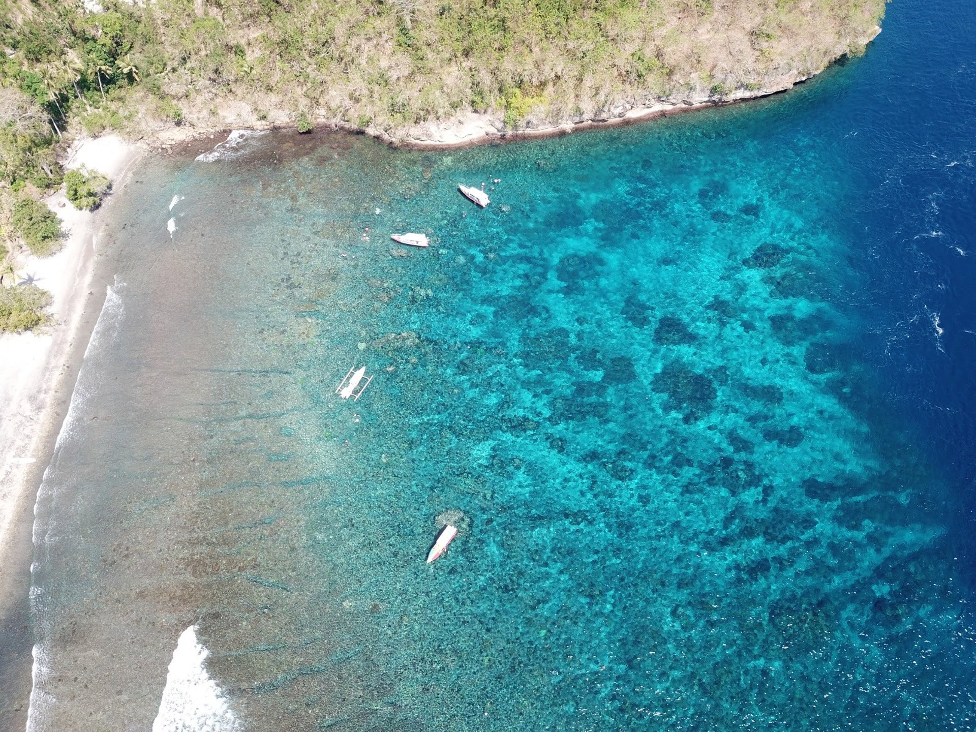 Vue aérienne de Gamat Bay et de sa baie entourée de récifs dans l'ouest de Nusa Penida