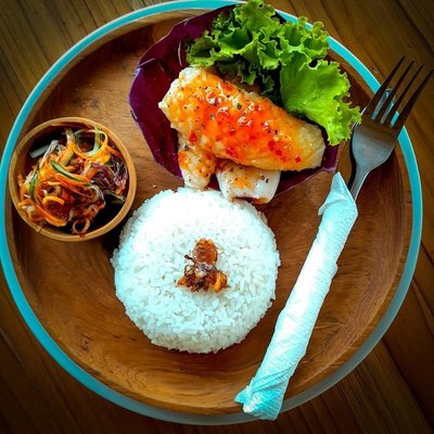 Plat de riz et poisson grillé servi au Warung Griyatama à Sakti, Nusa Penida