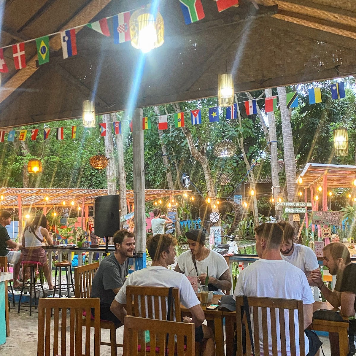 Zone de restauration en plein air au Holy Penida Restaurant et Bar à Nusa Penida