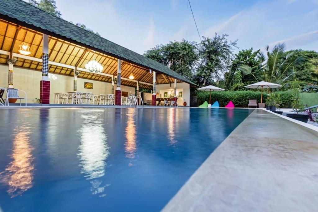 Piscine et pavillon à Kesari Glory Hotel à Kutampi Kaler, Nusa Penida