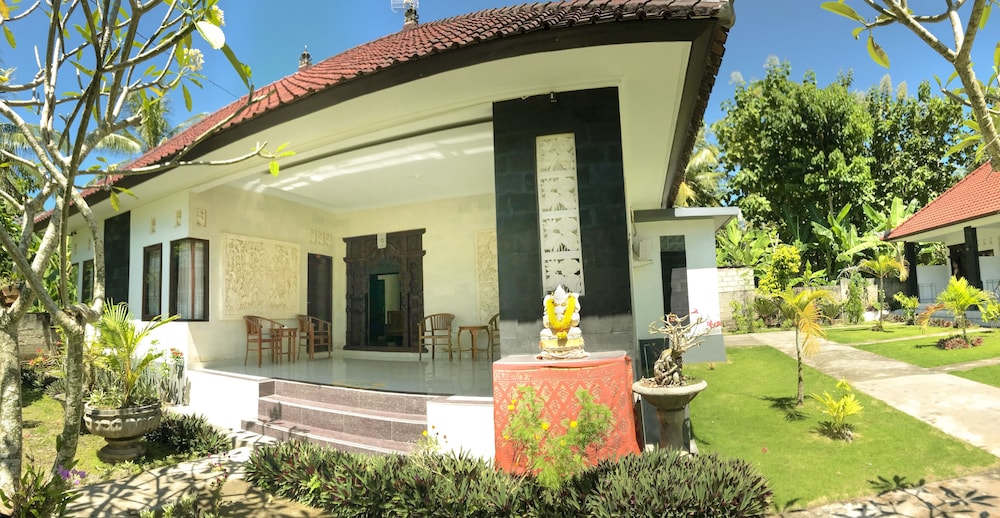 Guest rooms with a tiled veranda, front steps and a garden at Nyuh Kadah Guest House in Sakti
