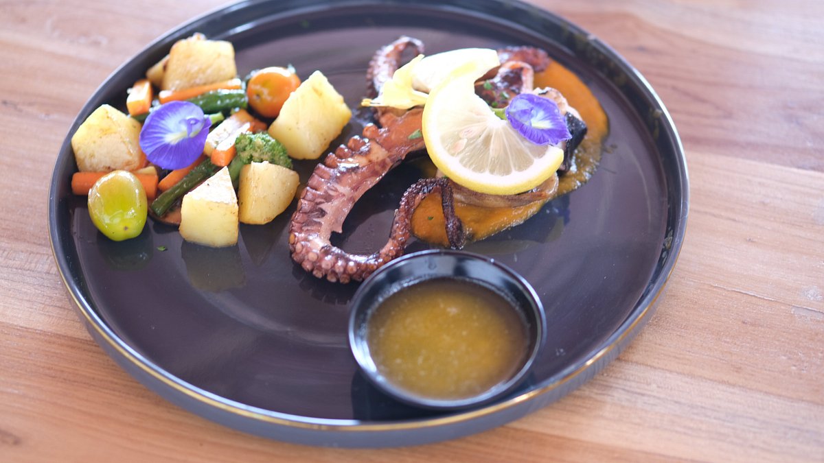Plat de pieuvre servi à Orenda Penida à Kutampi Kaler