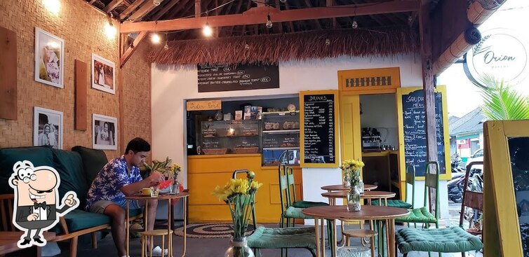 Comptoir et sièges à l'intérieur de la boulangerie Orion à Toyapakeh, Nusa Penida
