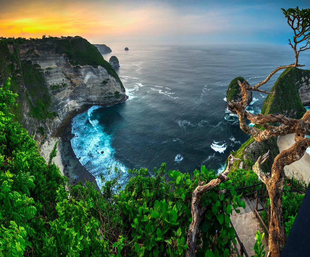 Paluang Cliff viewpoint overlooking the Kelingking coastline in west Nusa Penida