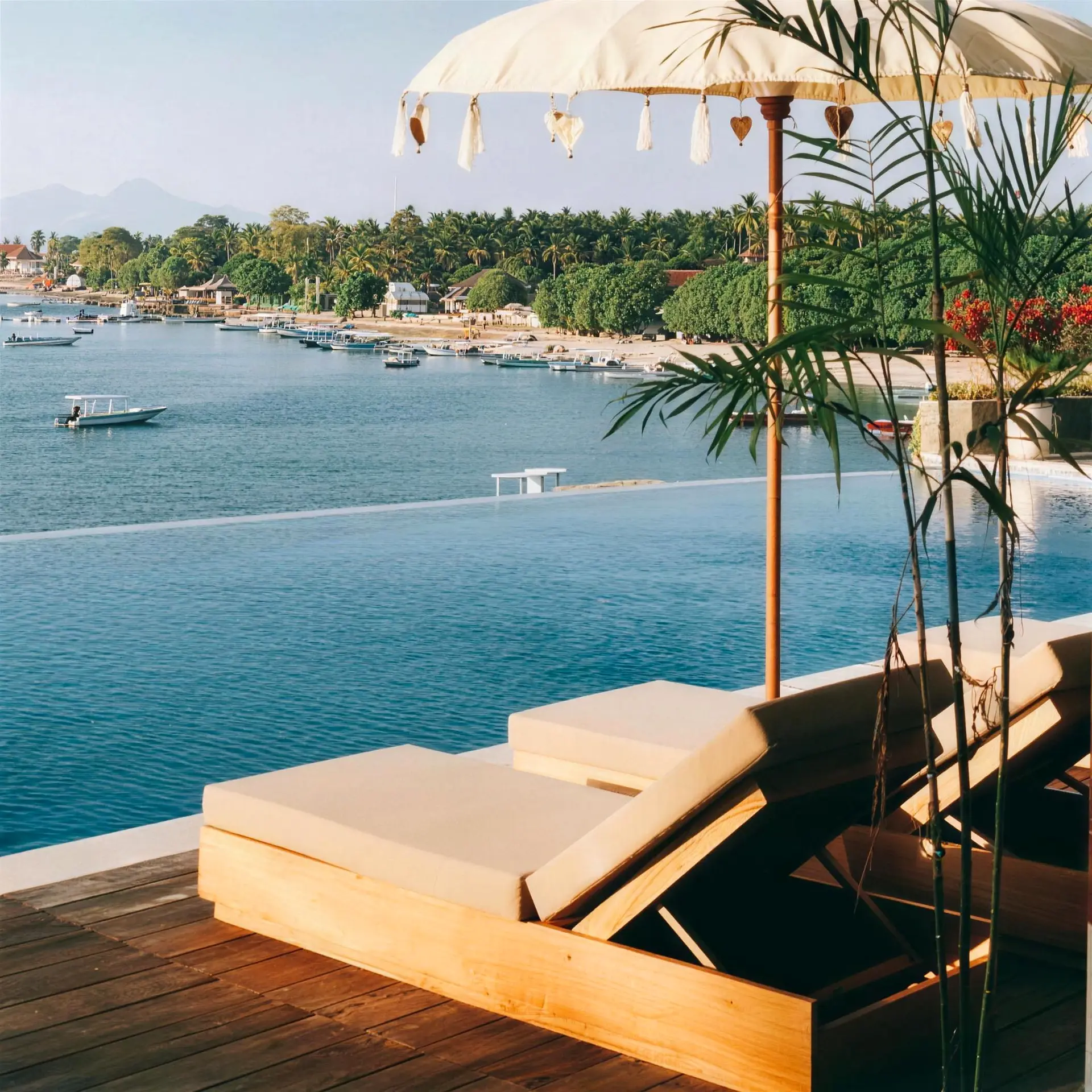 Terrasse de la piscine offrant une vue sur la mer à Sea La Vie Resort Nusa Penida