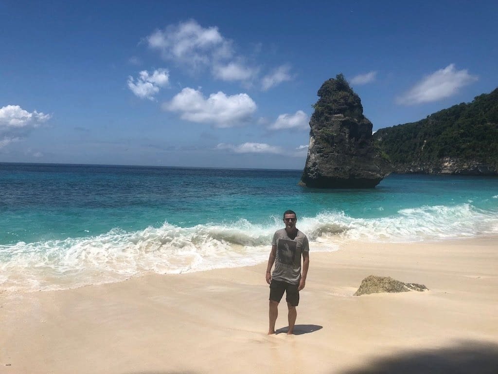 Plage de Suwehan et sa pile de calcaire pointue dans le sud-est de Nusa Penida