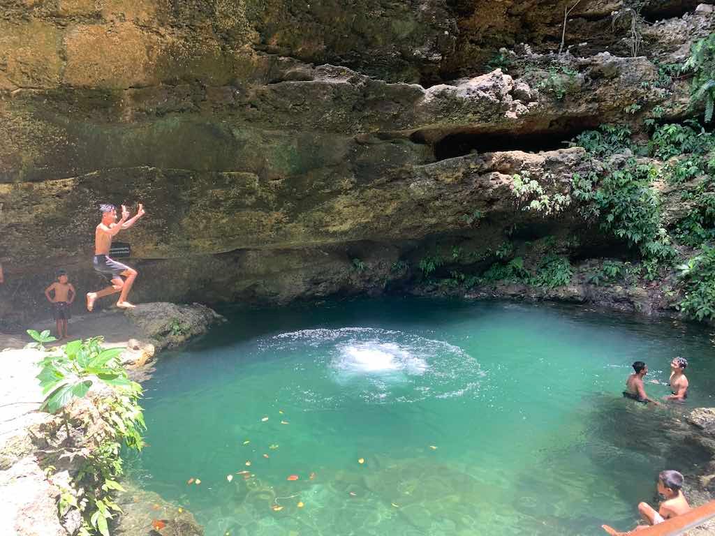 Piscine turquoise entourée de rochers à l'intérieur de la forêt de Tembeling sur Nusa Penida