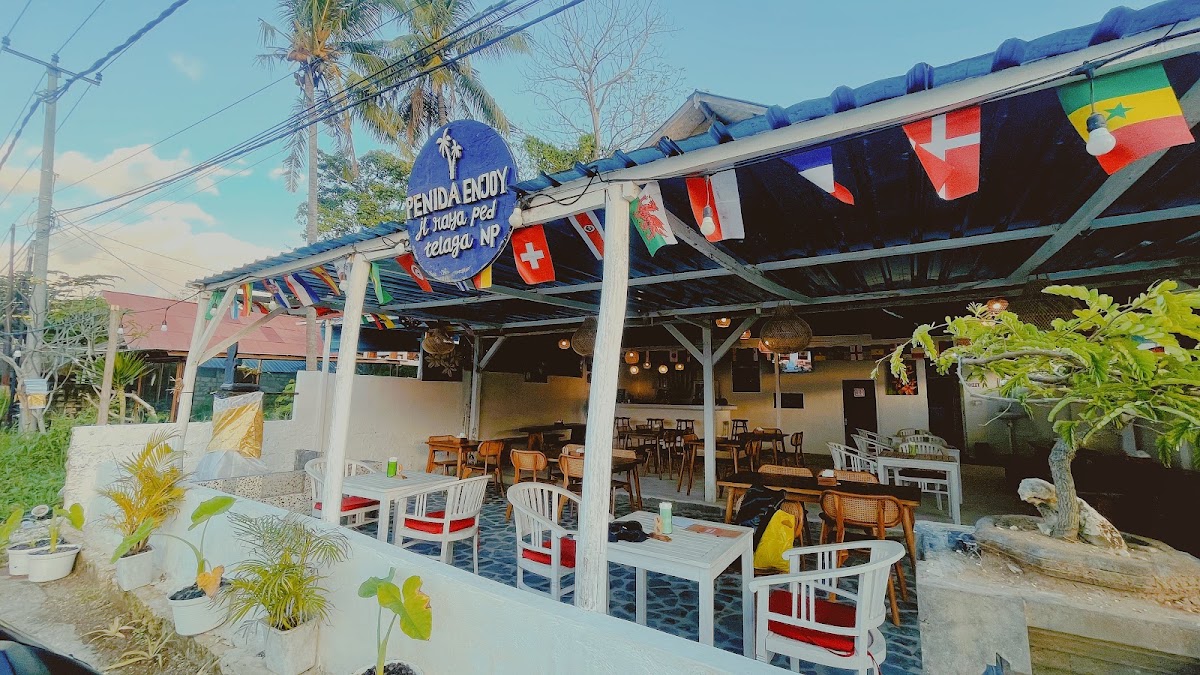 Entrée et panneau de Warung Enjoy à Kutampi Kaler, Nusa Penida