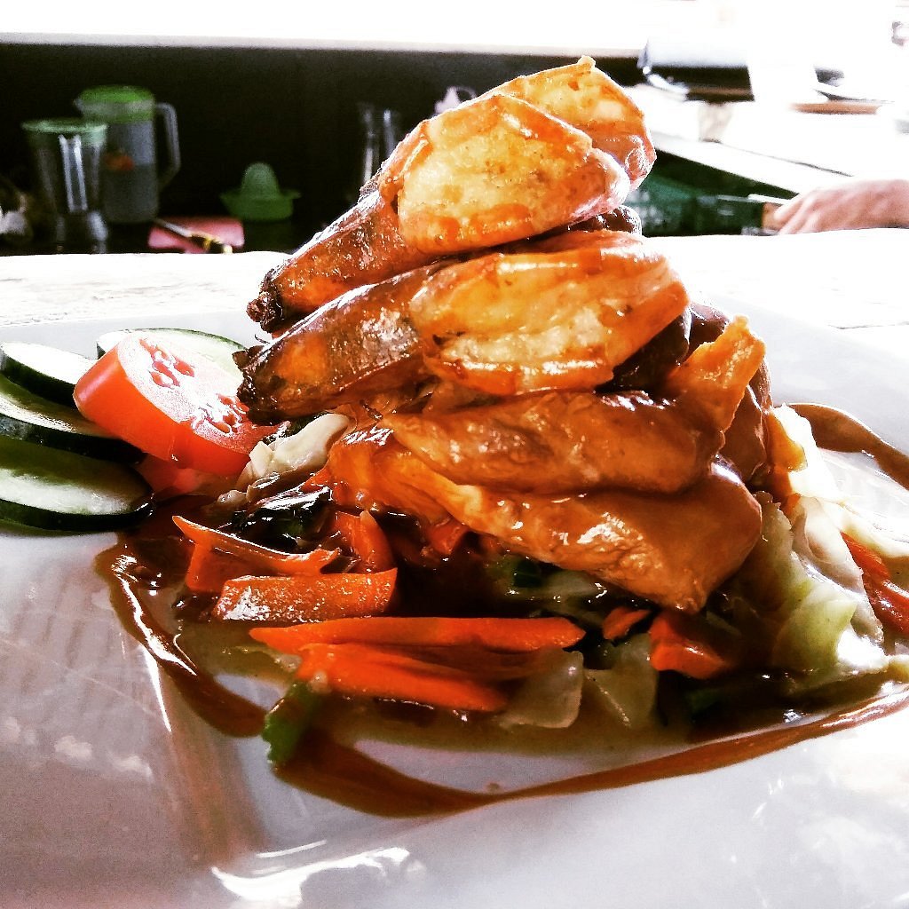 Plat de légumes et de poulet servi à West Food et Drink à Batununggul