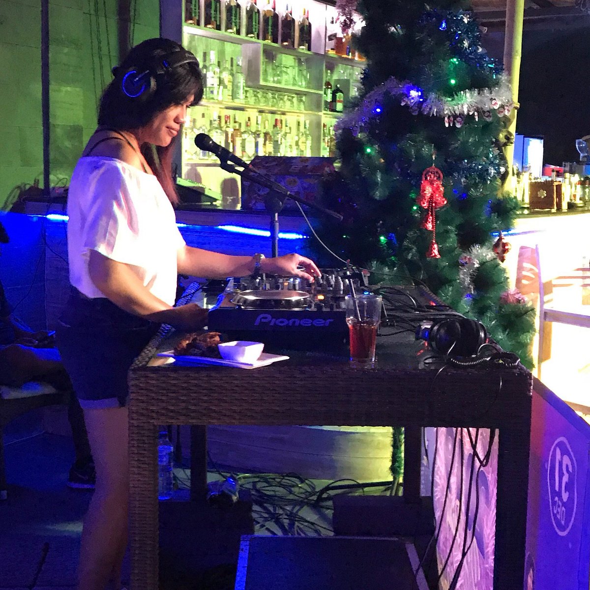 DJ se produisant à côté du bar du Zactie Bar & Restaurant à Sakti