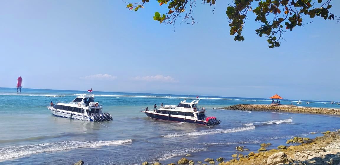 2021 年拍摄的 Sanur 海岸边的两艘快速船。